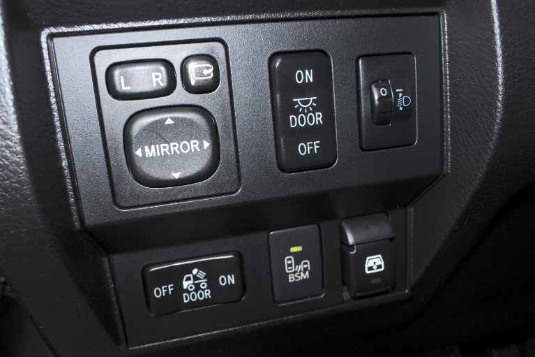 Used 2015 Toyota Tundra 4wd CrewMax 5.7L V8 Platinum Used 2015 Toyota Tundra 4wd CrewMax 5.7L V8 Platinum for sale at Metro West Motorcars LLC in Shrewsbury MA 21