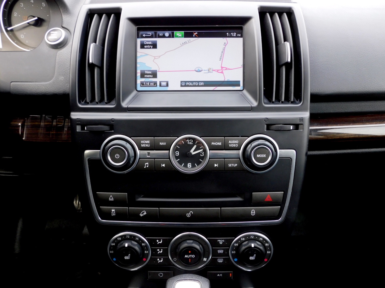 2014 Land Rover LR2 HSE photo 11