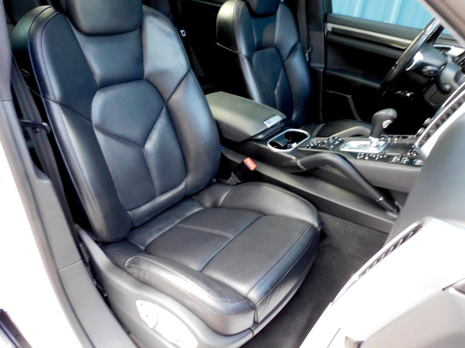 2014 Porsche Cayenne GTS photo 20