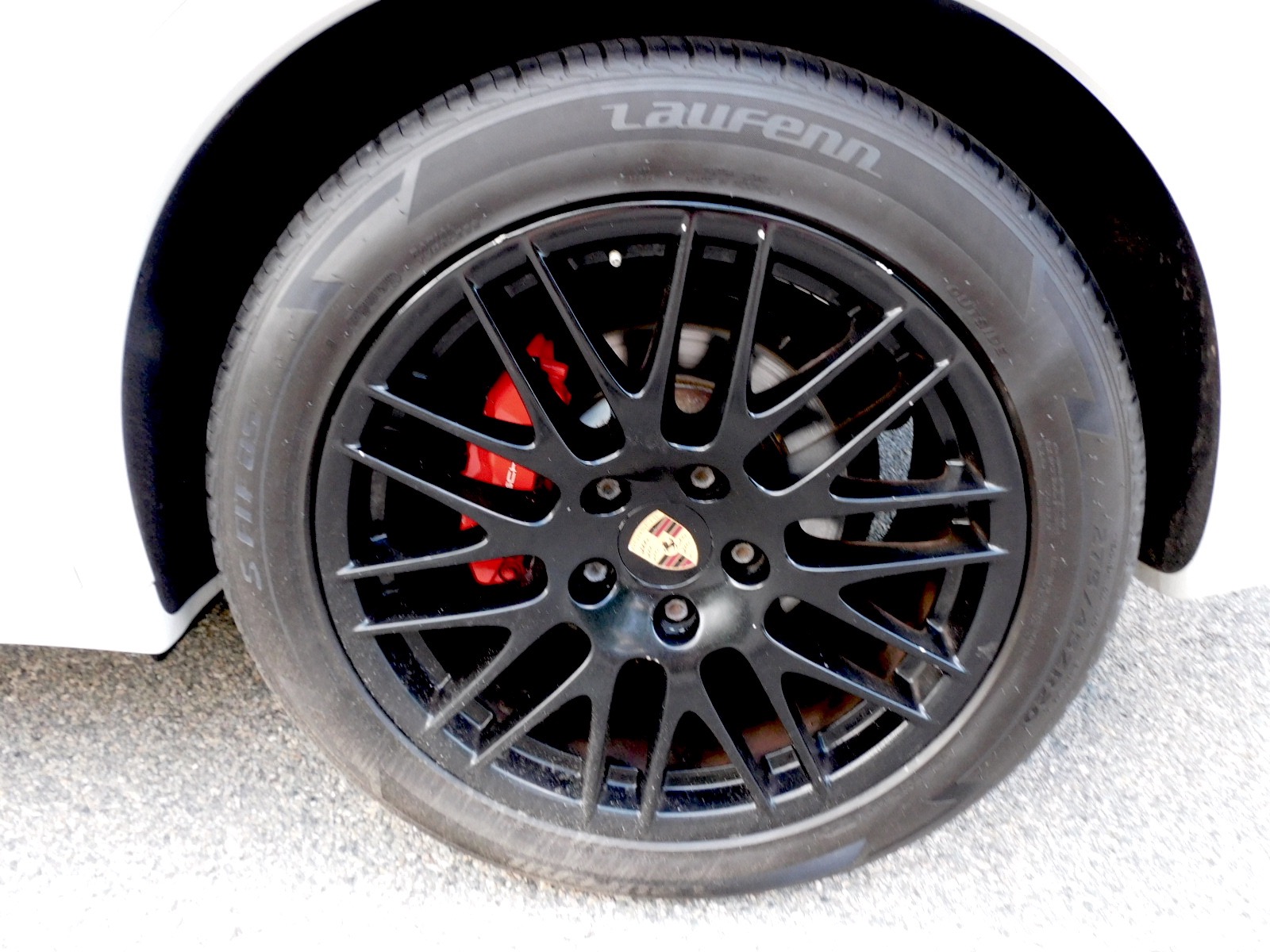 2014 Porsche Cayenne GTS photo 25