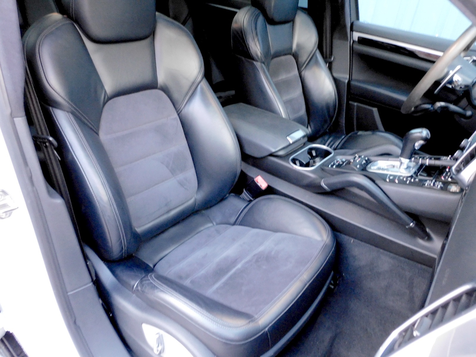 2013 Porsche Cayenne GTS photo 18