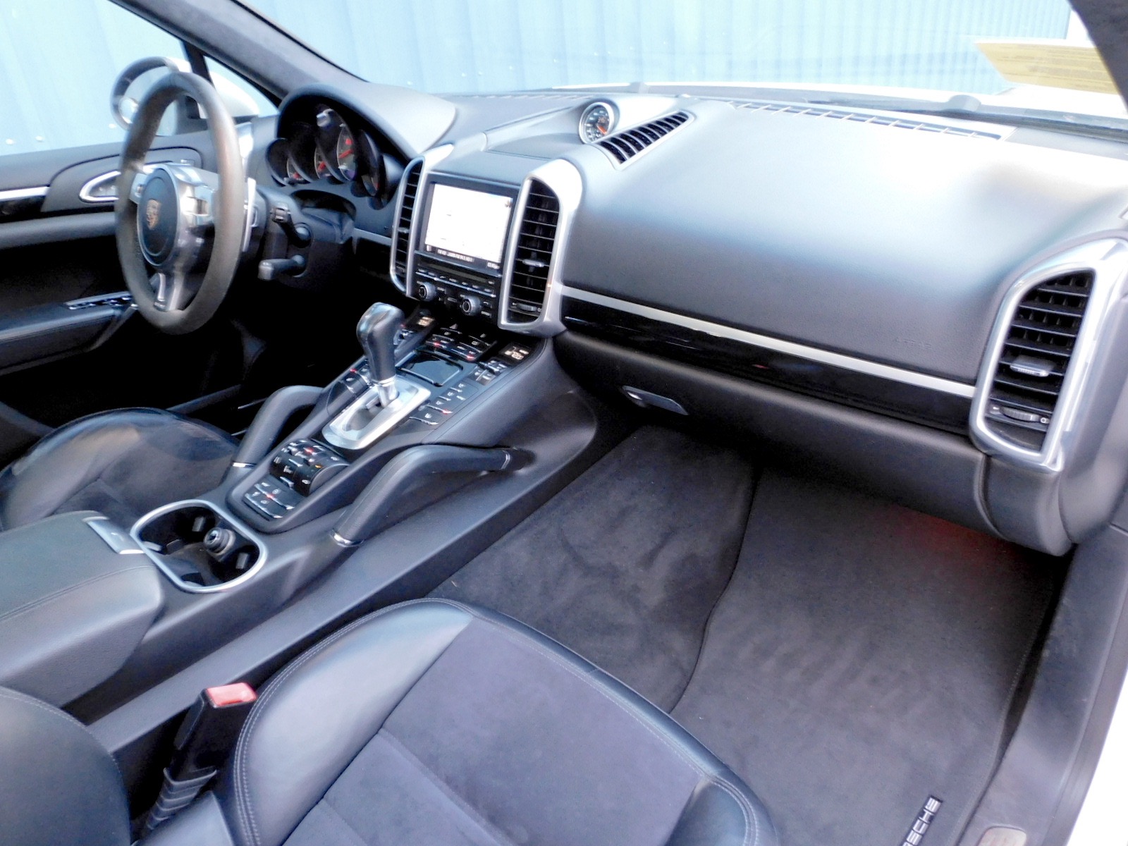 2013 Porsche Cayenne GTS photo 19