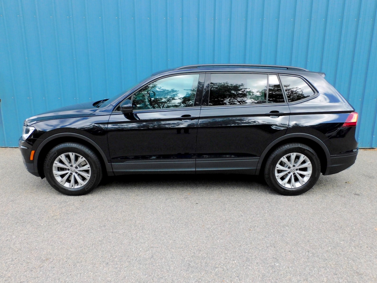2019 Volkswagen Tiguan S photo 2