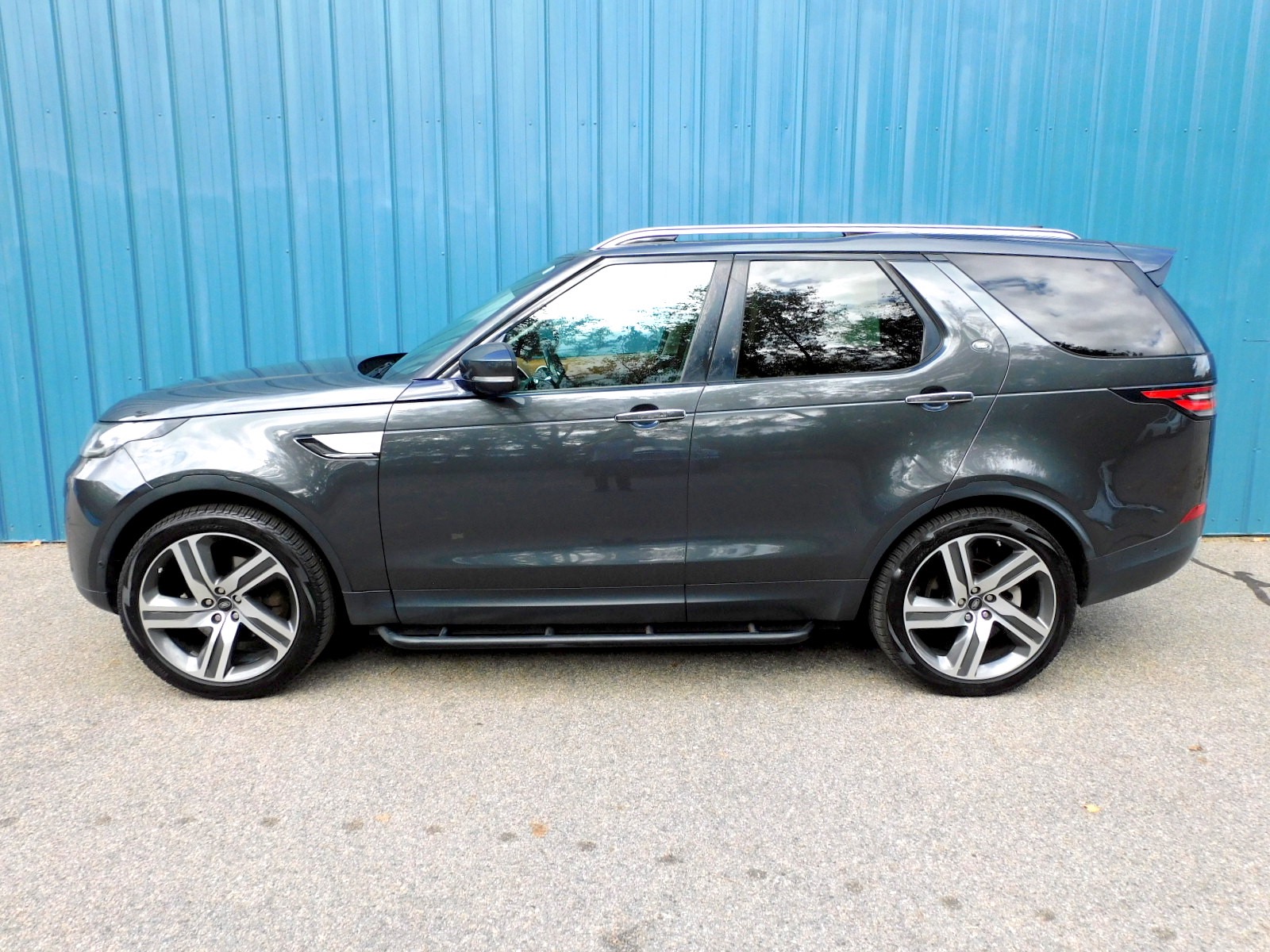 2018 Land Rover Discovery HSE Luxury photo 2